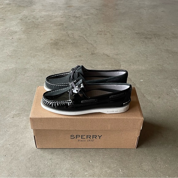 Sperry Top-Sider Black Suede/Patten Leather Two-Tone Boat Shoes 4 Youth/Teen - Picture 1 of 4
